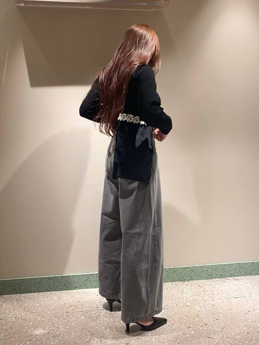 グレー系のデニムパンツ、ブラック系のカーディガン/ボレロ、ブラック系のトートバッグを着用したレディースの夏コーディネートの5枚目の写真