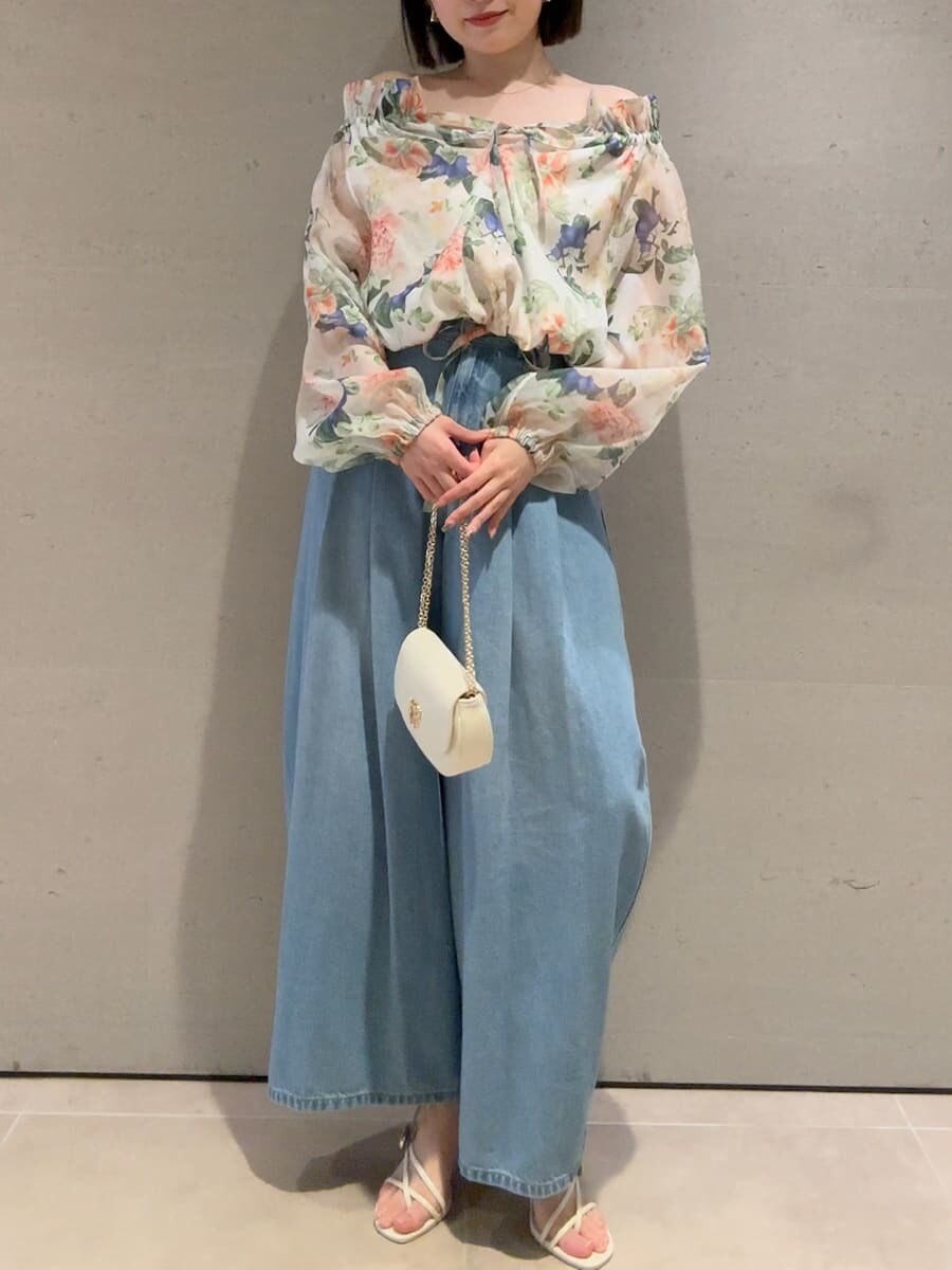 ブルー系のデニムパンツ、その他のシャツ/ブラウス、ホワイト系のショルダーバッグを着用したレディースの冬コーディネートの4枚目の写真