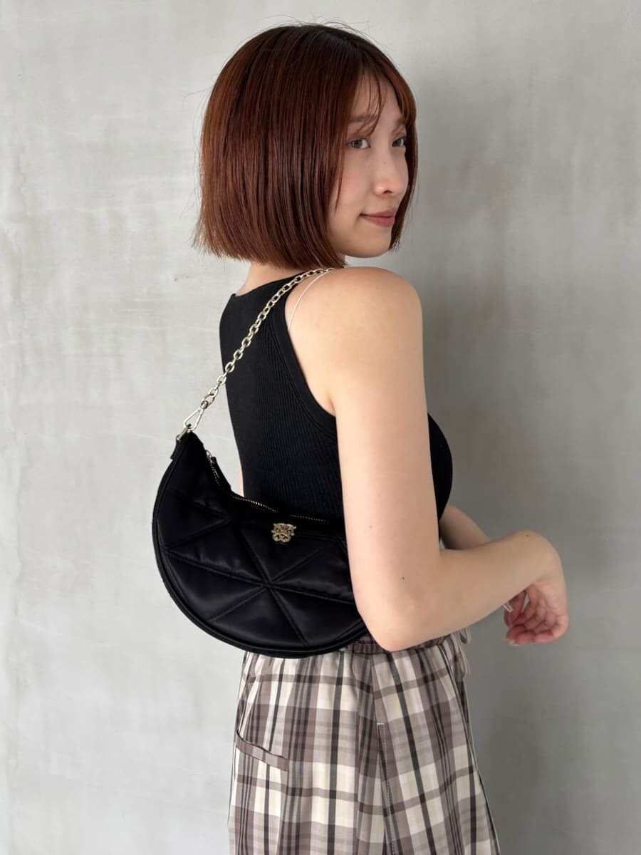 ブラック系のニット/セーター、ベージュ系のその他パンツ、ブラック系のショルダーバッグを着用したレディースの夏コーディネートの9枚目の写真