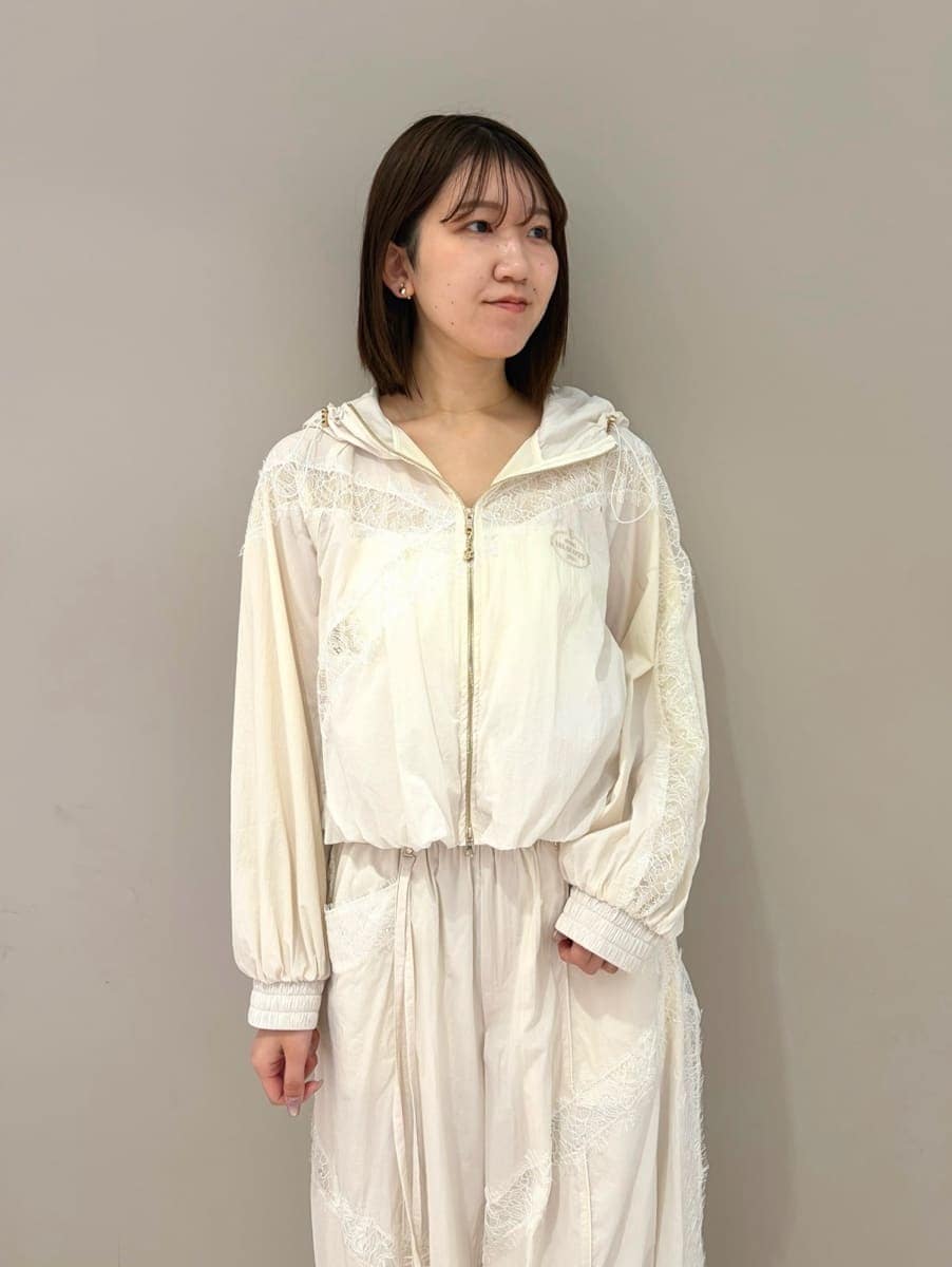 ホワイト系のブルゾン、ホワイト系のその他パンツ、シルバー系のスニーカーを着用したレディースの春コーディネートの5枚目の写真