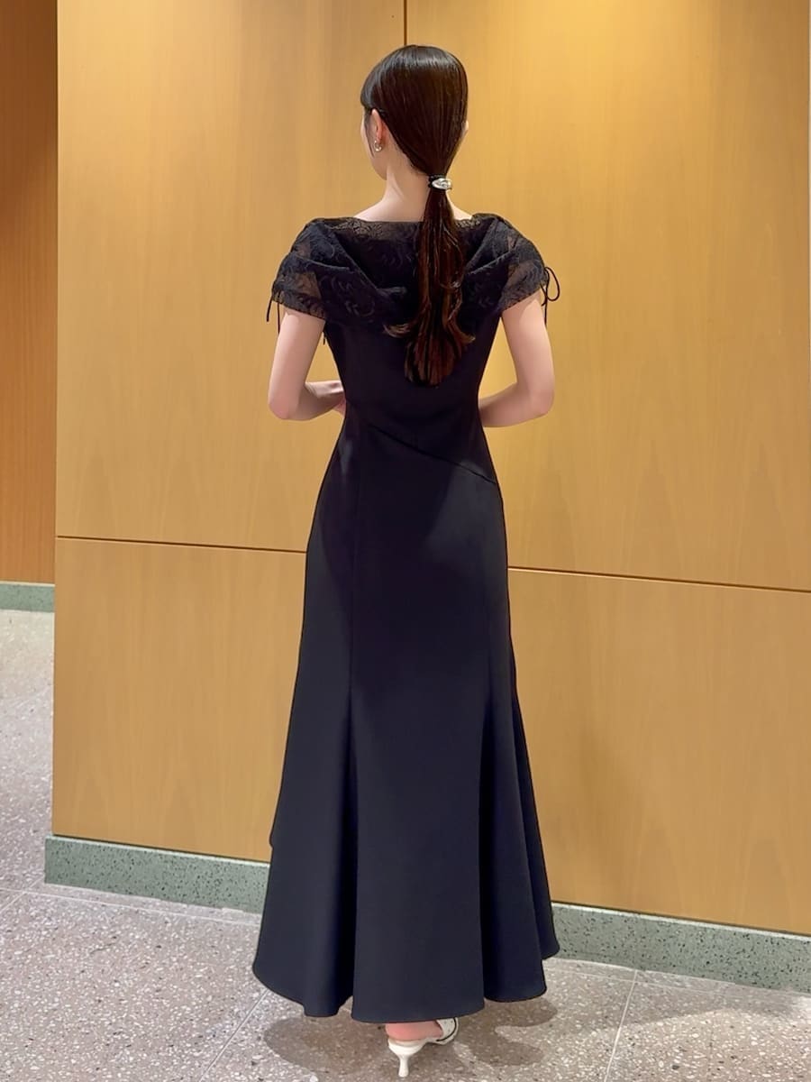 ブラック系のドレス、その他のパンプス、シルバー系のハンドバッグを着用したレディースの春コーディネートの3枚目の写真