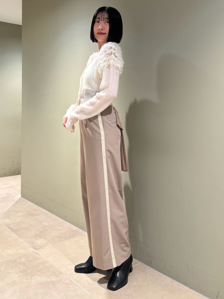 ホワイト系のカーディガン/ボレロ、ホワイト系のショルダーバッグ、ブラウン系のその他パンツを着用したレディースの冬コーディネートの3枚目の写真