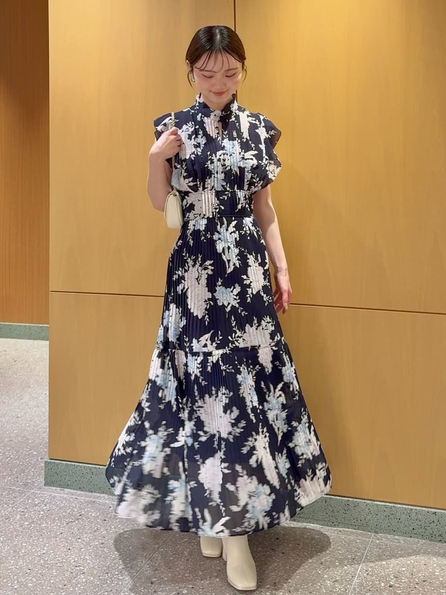 ブルー系のワンピース、ホワイト系のカーディガン/ボレロ、ホワイト系のショルダーバッグを着用したレディースの春コーディネートの3枚目の写真