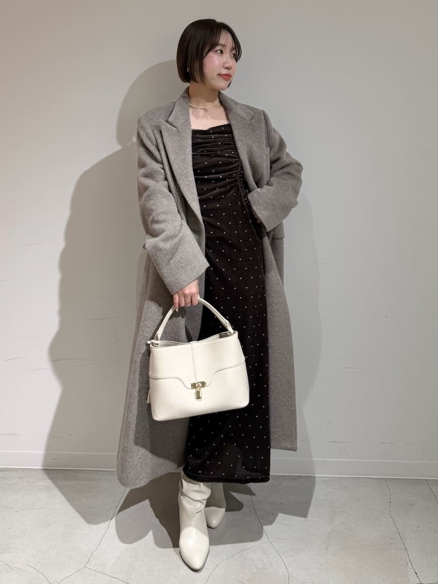 ベージュ系のチェスターコート、その他のワンピース、ホワイト系のハンドバッグを着用したレディースの冬コーディネートの2枚目の写真