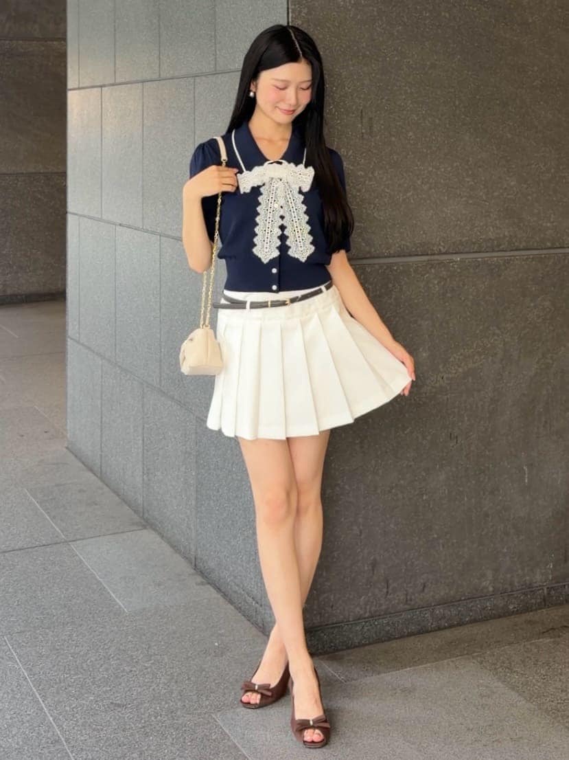ホワイト系のその他パンツ、ブルー系のニット/セーターを着用したレディースの夏コーディネートの4枚目の写真