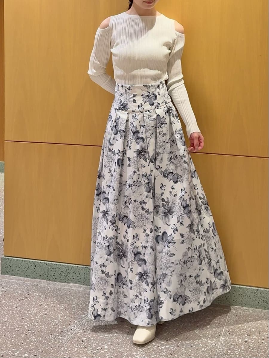 ブルー系のショルダーバッグ、ホワイト系のニット/セーターを着用したレディースの冬コーディネートの7枚目の写真