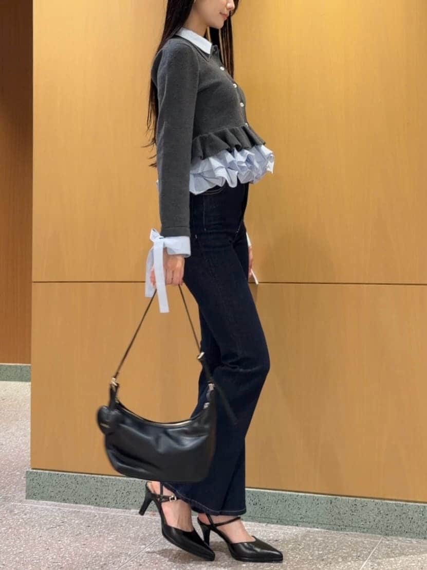 ブルー系のデニムパンツ、ベージュ系のブルゾン、グレー系のカーディガン/ボレロを着用したレディースの秋コーディネートの5枚目の写真