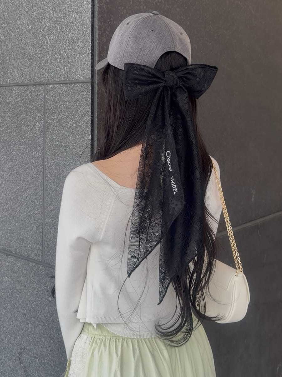 ホワイト系のカーディガン/ボレロ、グリーン系のその他パンツ、ホワイト系のショルダーバッグを着用したレディースの春コーディネートの6枚目の写真