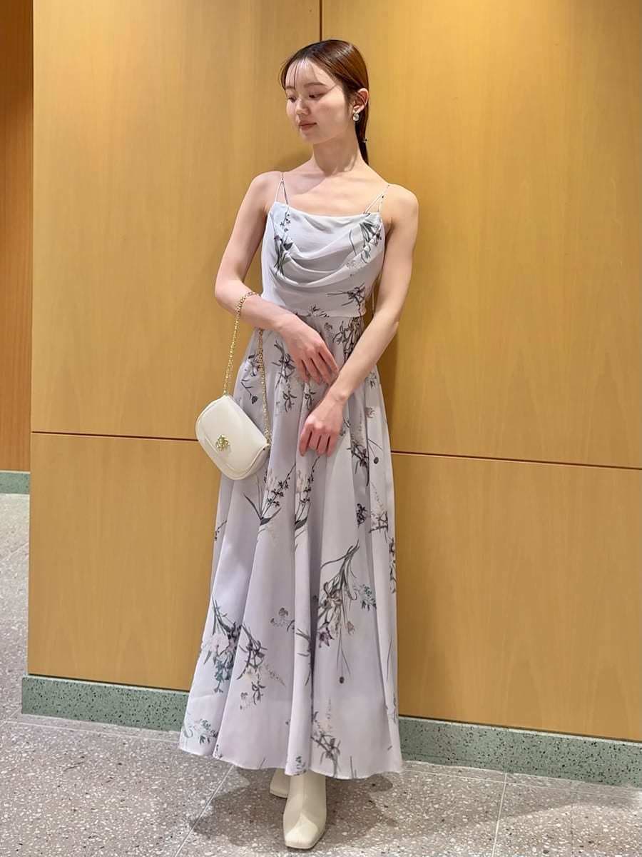 ホワイト系のテーラードジャケット、パープル系のワンピース、ホワイト系のショルダーバッグを着用したレディースの春コーディネートの4枚目の写真