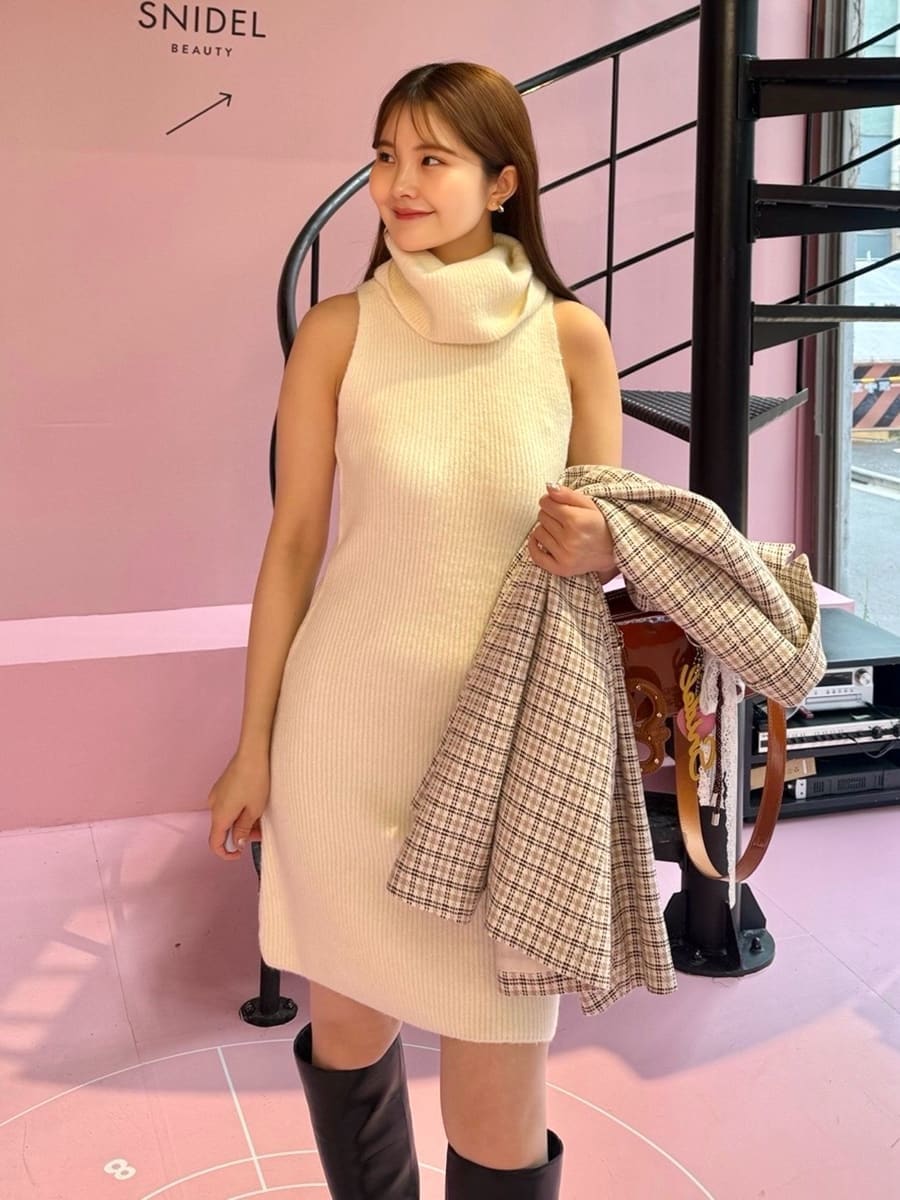 その他のテーラードジャケット、ホワイト系のワンピース、ブラック系のブーツを着用したレディースの秋コーディネートの6枚目の写真