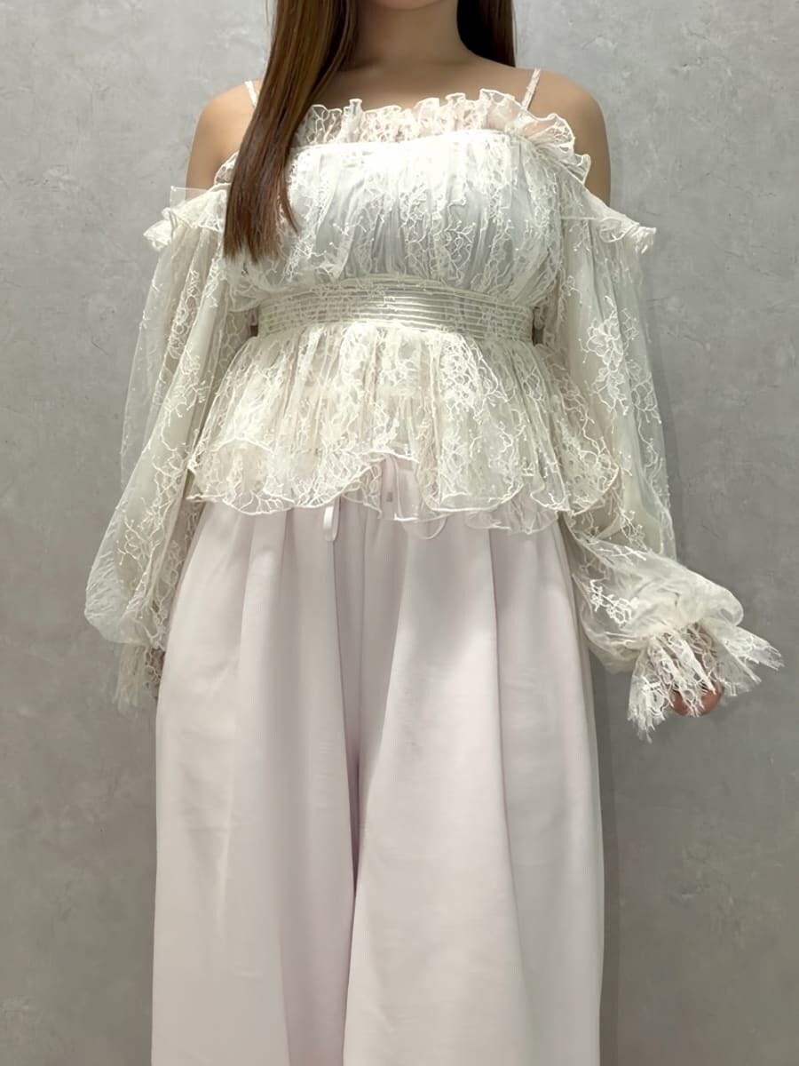 ピンク系のその他パンツ、ホワイト系のシャツ/ブラウス、ピンク系のパーカーを着用したレディースの秋コーディネートの6枚目の写真