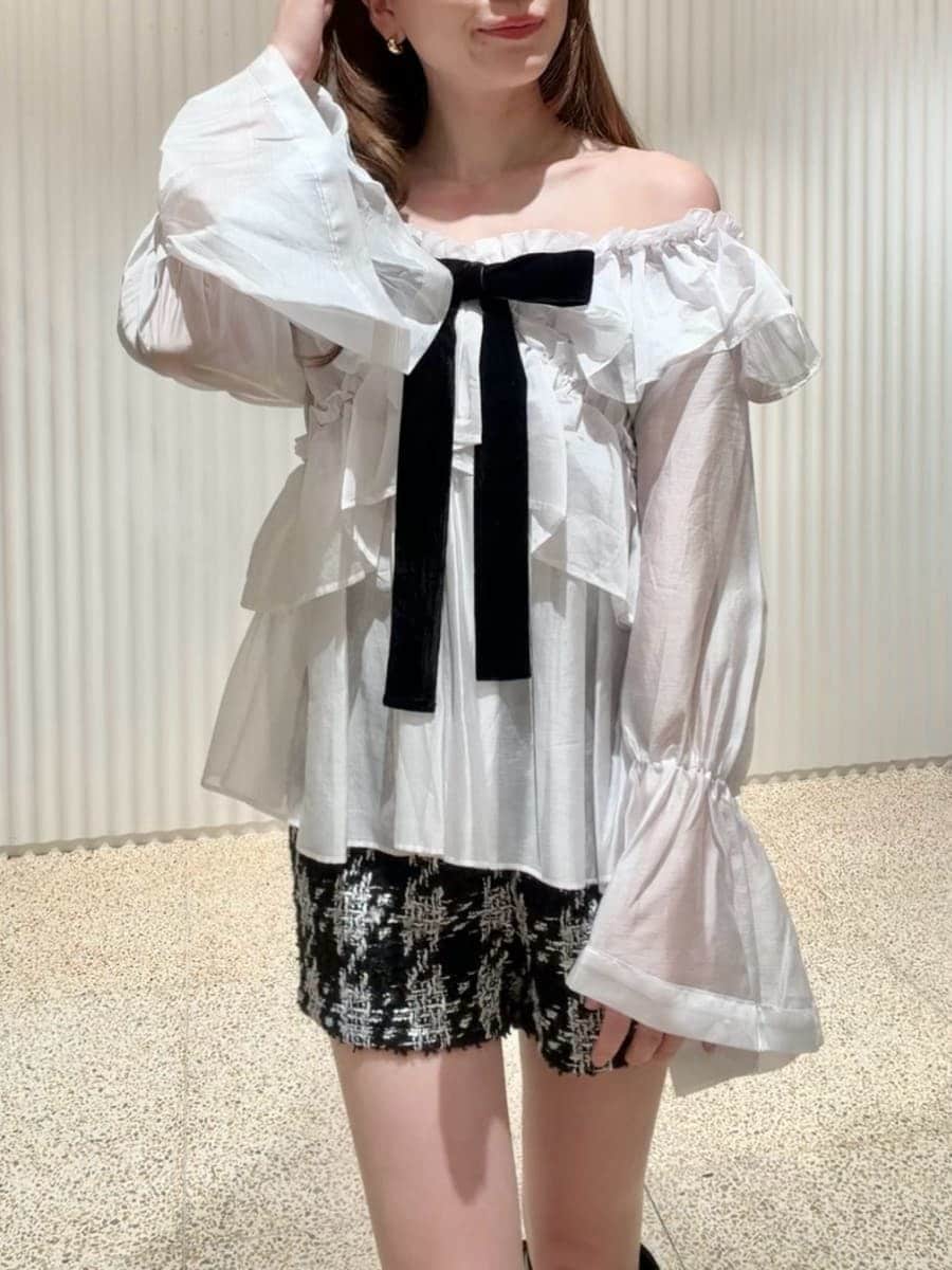 ブラック系のその他パンツ、ピンク系のシャツ/ブラウス、ブラック系のブーツを着用したレディースの秋コーディネートの6枚目の写真
