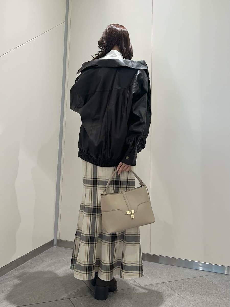 ブラウン系のブルゾン、その他のスカート、ホワイト系のTシャツ/カットソーを着用したレディースの夏コーディネートの3枚目の写真