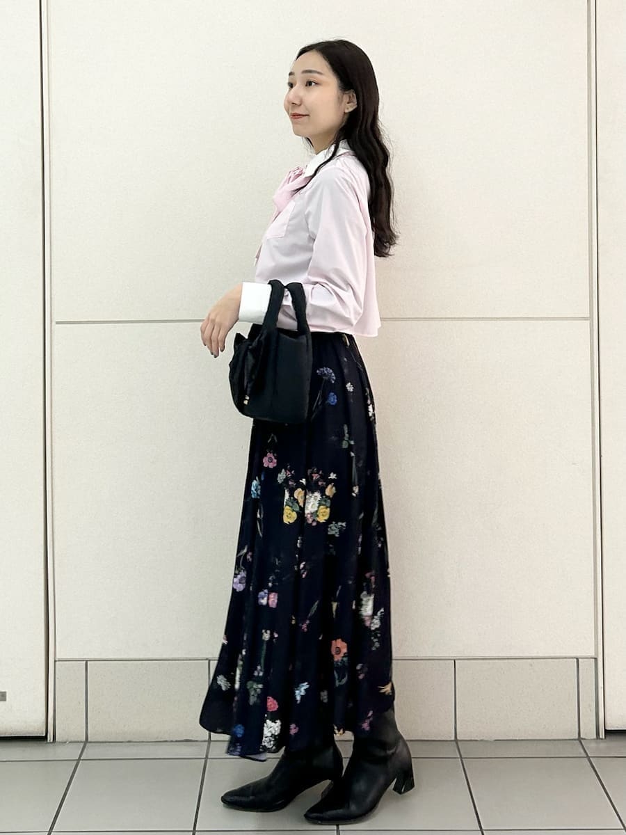 ブルー系のスカート、ピンク系のシャツ/ブラウスを着用したレディースの冬コーディネートの3枚目の写真