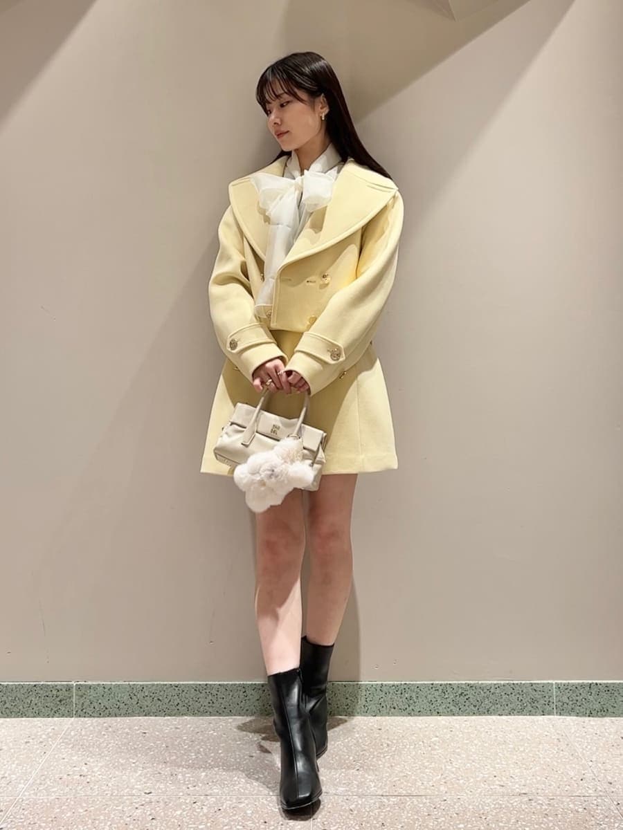その他のニット/セーター、イエロー系のピーコート、イエロー系のスカートを着用したレディースの冬コーディネートの2枚目の写真