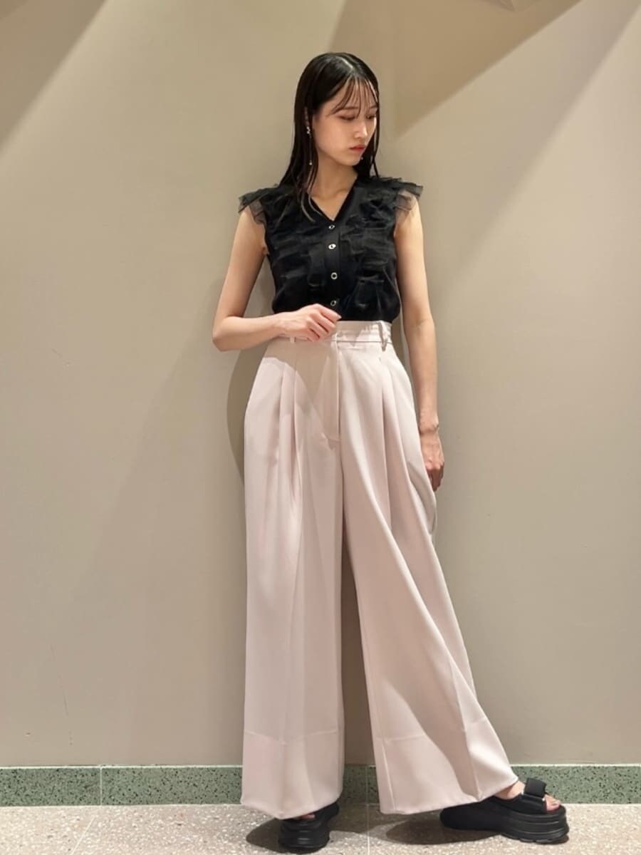 ブラック系のニット/セーター、ピンク系のその他パンツ、ブラック系のハンドバッグを着用したレディースの夏コーディネートの2枚目の写真