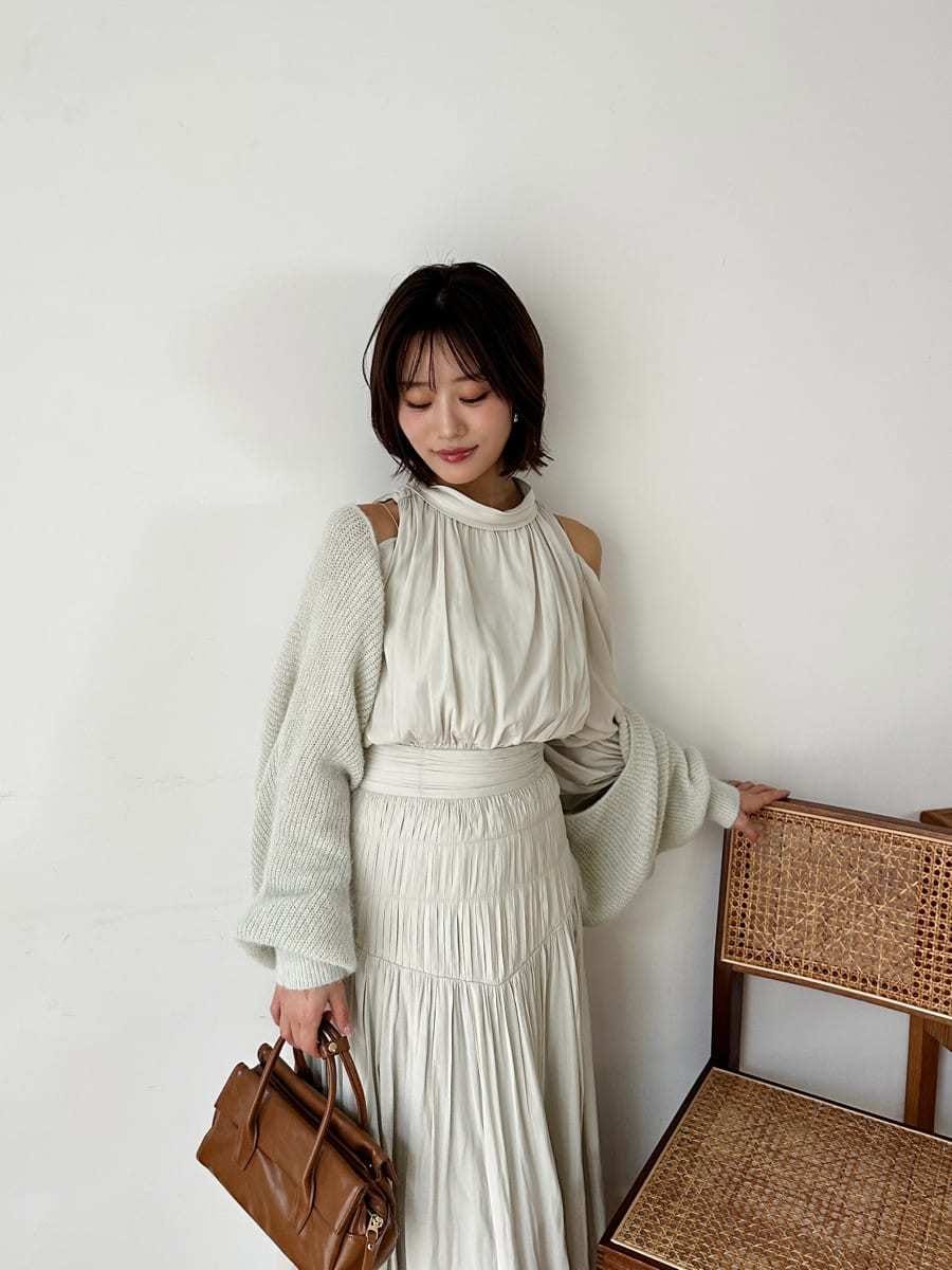 ブラック系のブーツ、グリーン系のワンピース、グリーン系のカーディガン/ボレロを着用したレディースの冬コーディネートの7枚目の写真