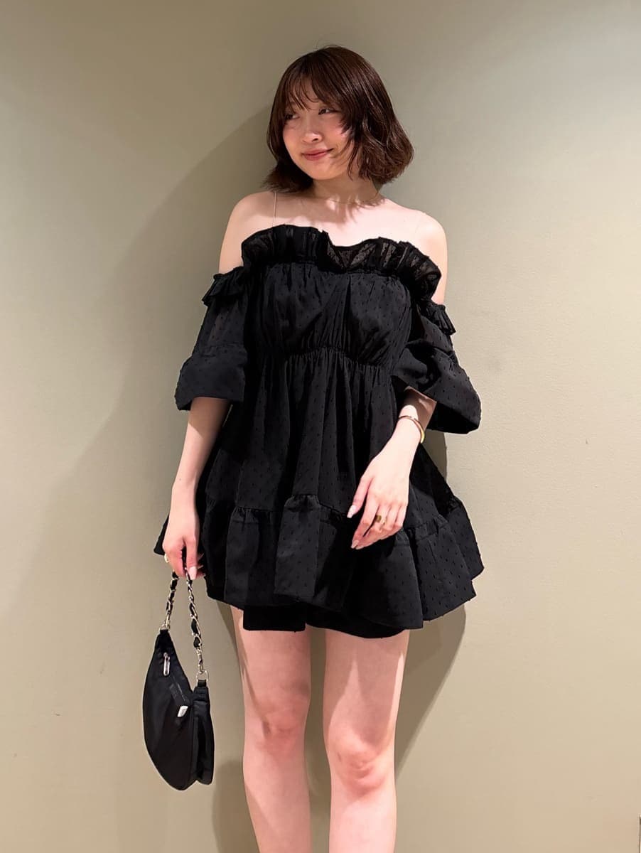 ブラック系のワンピース、ブラック系のショルダーバッグ、ブラウン系のサンダルを着用したレディースの夏コーディネートの6枚目の写真