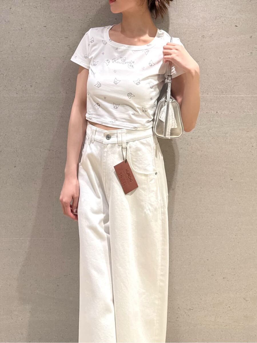 ホワイト系のデニムパンツ、ブラック系のサンダルを着用したレディースの夏コーディネートの3枚目の写真
