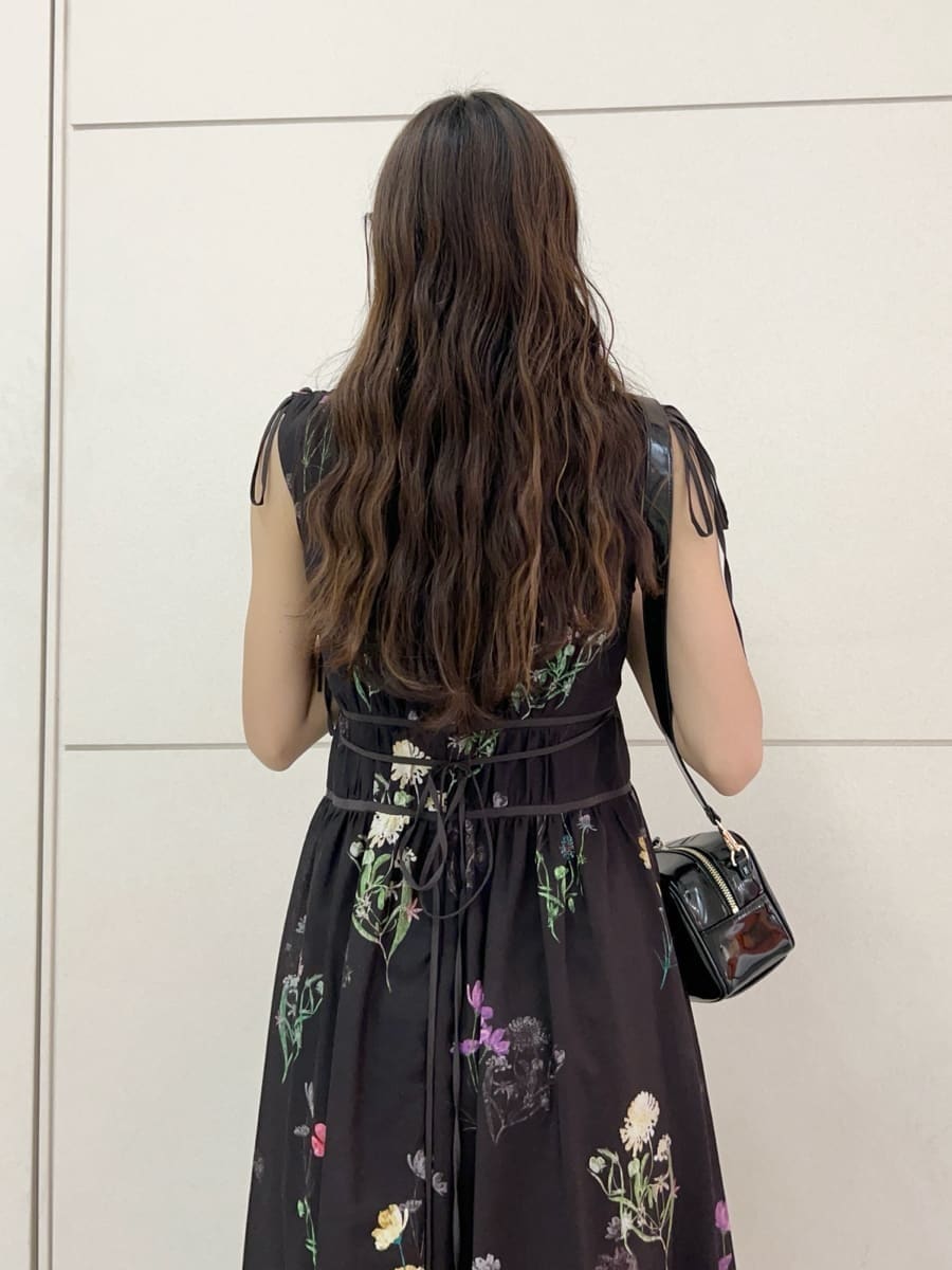 ブラウン系のワンピース、ブラック系のボストンバッグを着用したレディースの夏コーディネートの7枚目の写真