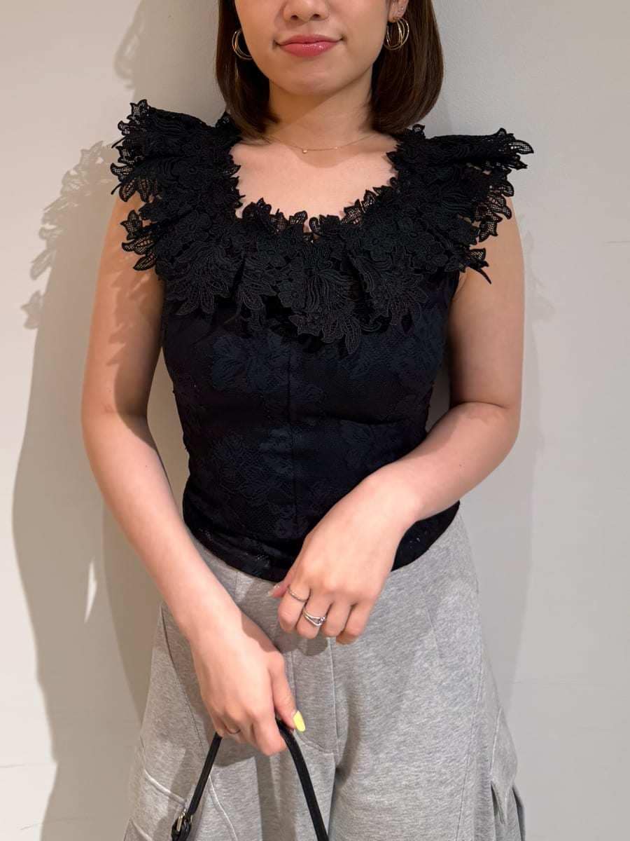 ホワイト系のサンダル、グレー系のその他パンツ、ブラック系のTシャツ/カットソーを着用したレディースの夏コーディネートの7枚目の写真