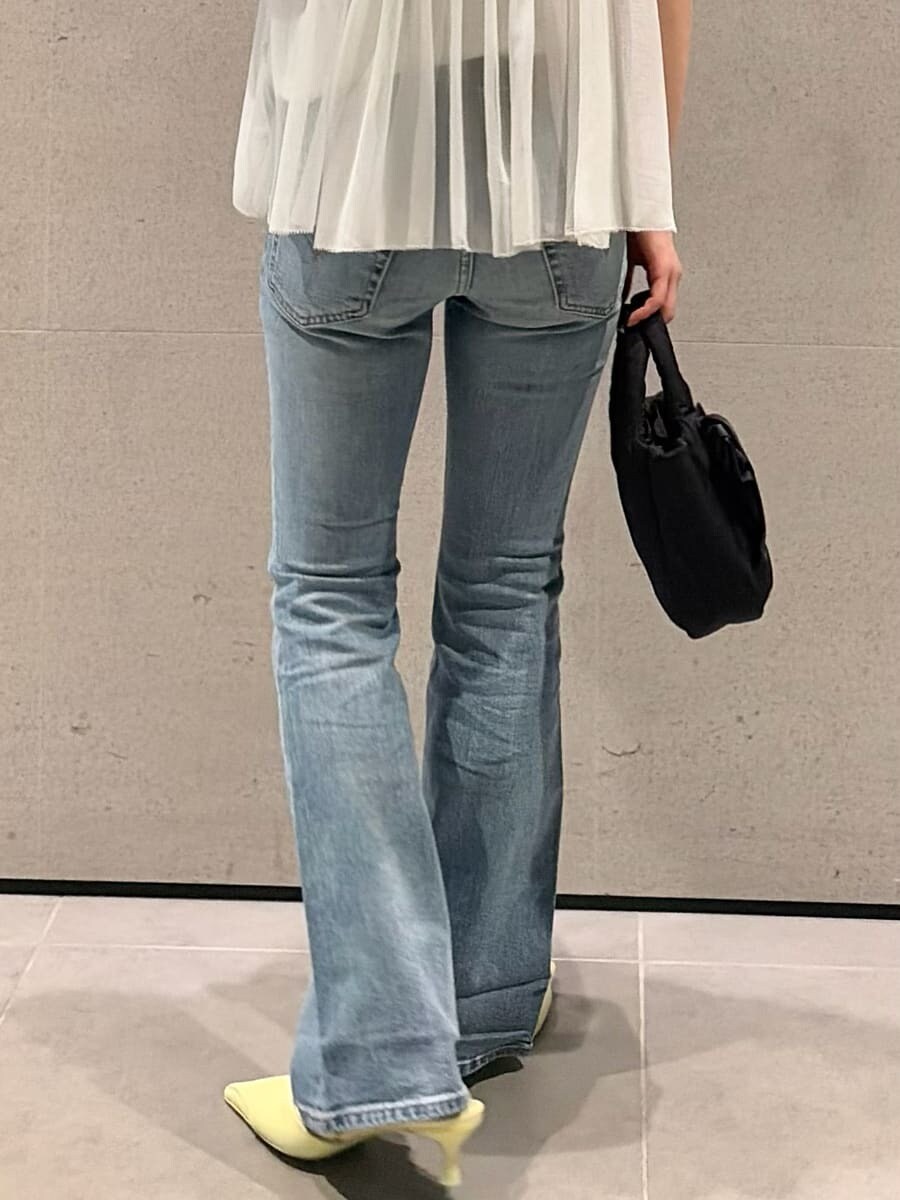 ブルー系のデニムパンツ、イエロー系のパンプス、その他のシャツ/ブラウスを着用したレディースの春コーディネートの10枚目の写真