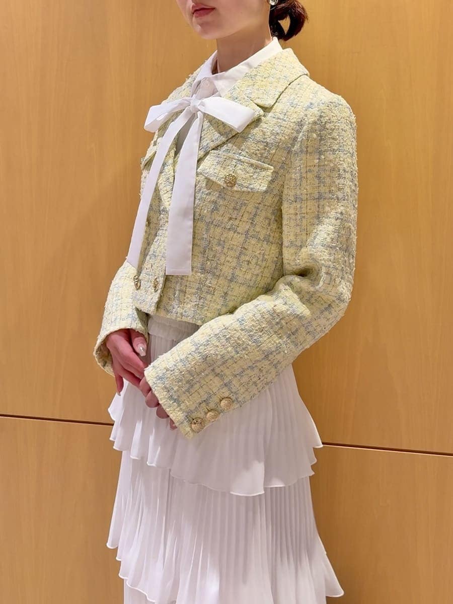 ホワイト系のスカート、イエロー系のテーラードジャケット、ホワイト系のシャツ/ブラウスを着用したレディースの春コーディネートの6枚目の写真