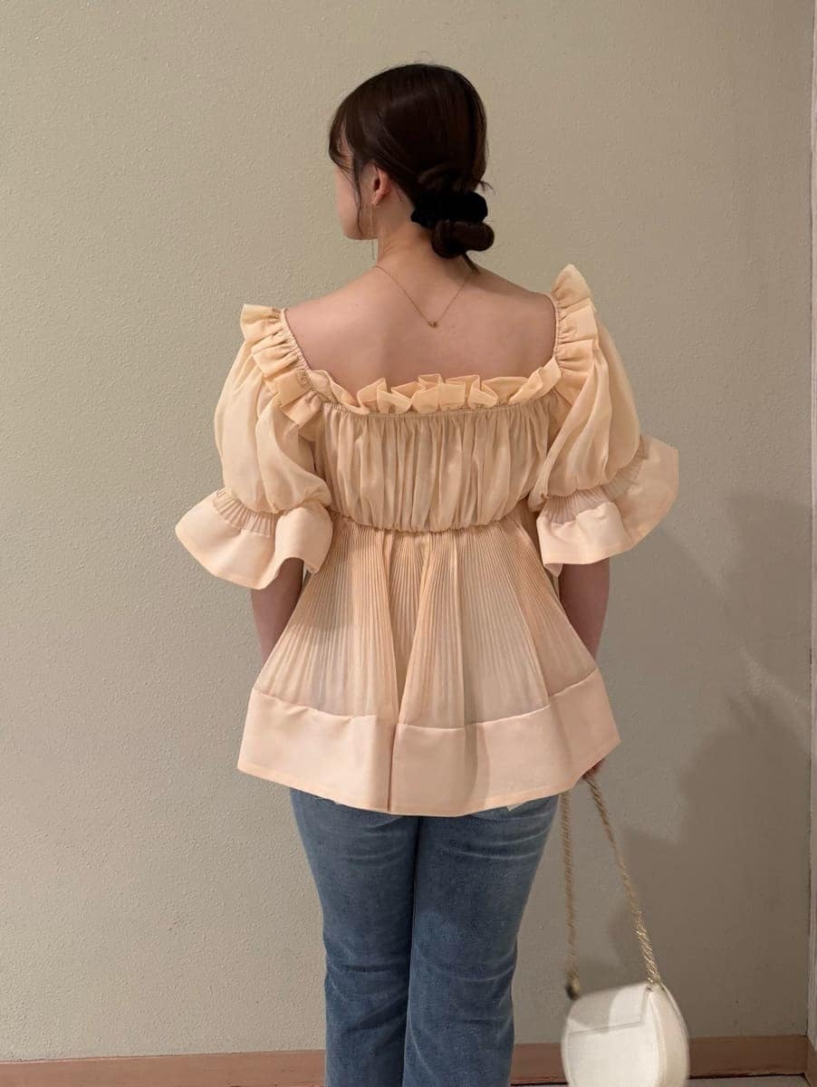 ブルー系のその他パンツ、オレンジ系のその他トップス、その他のパンプスを着用したレディースの春コーディネートの5枚目の写真