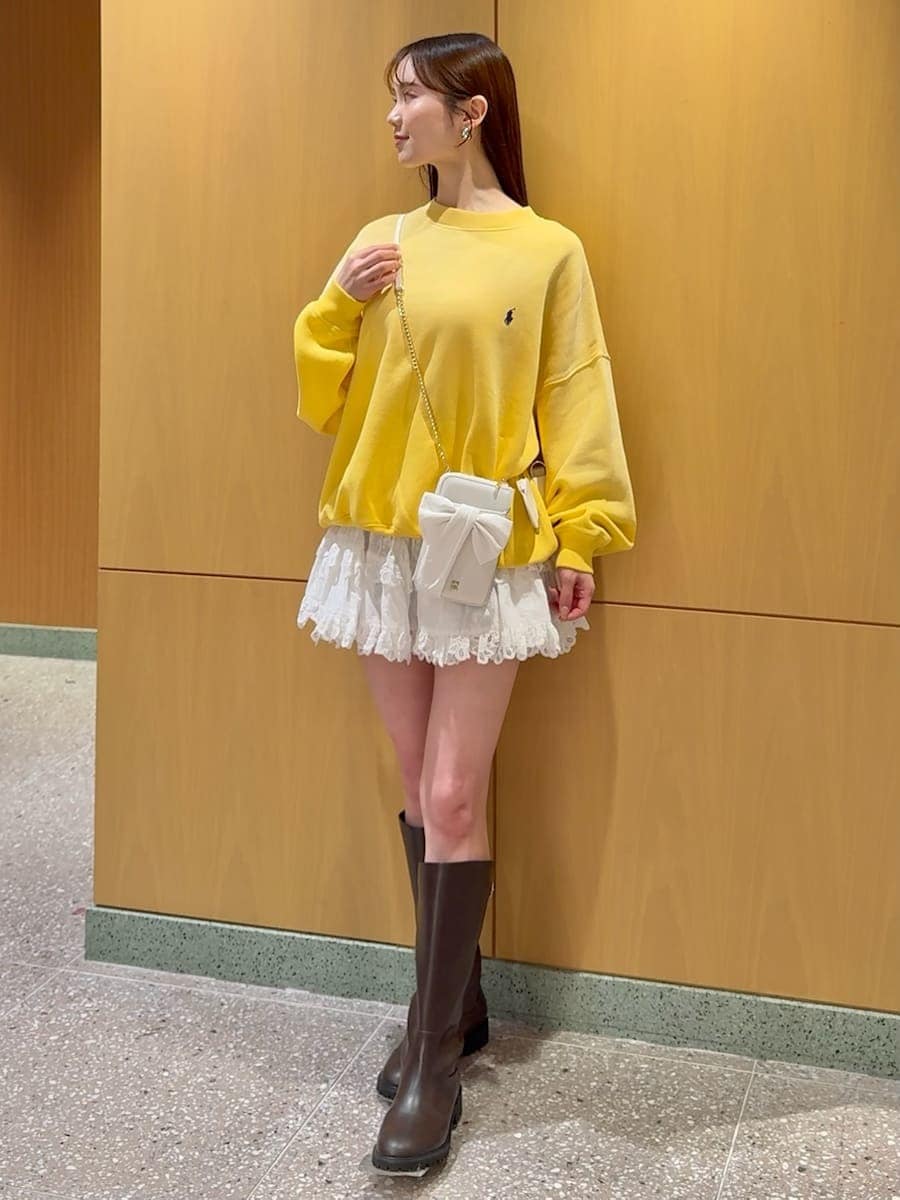 ホワイト系のその他パンツ、イエロー系のスウェット、ホワイト系のショルダーバッグを着用したレディースの春コーディネートの3枚目の写真