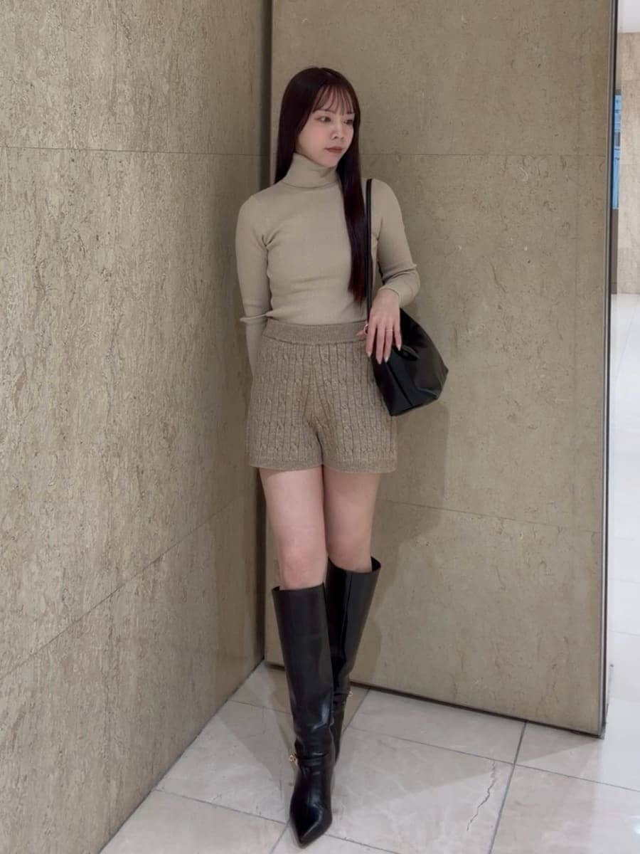 ベージュ系のブルゾン、ブラウン系のその他パンツ、ベージュ系のニット/セーターを着用したレディースの秋コーディネートの6枚目の写真