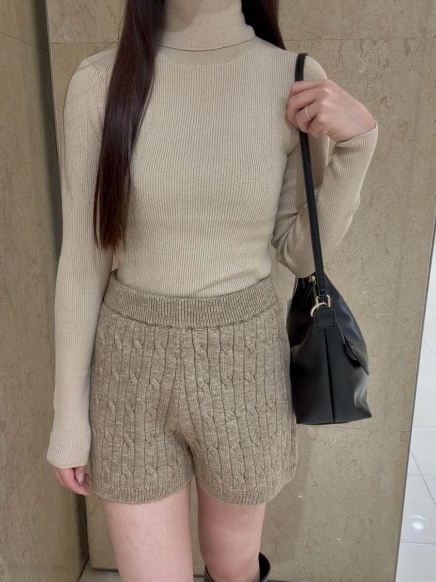 ベージュ系のブルゾン、ブラウン系のその他パンツ、ベージュ系のニット/セーターを着用したレディースの秋コーディネートの7枚目の写真
