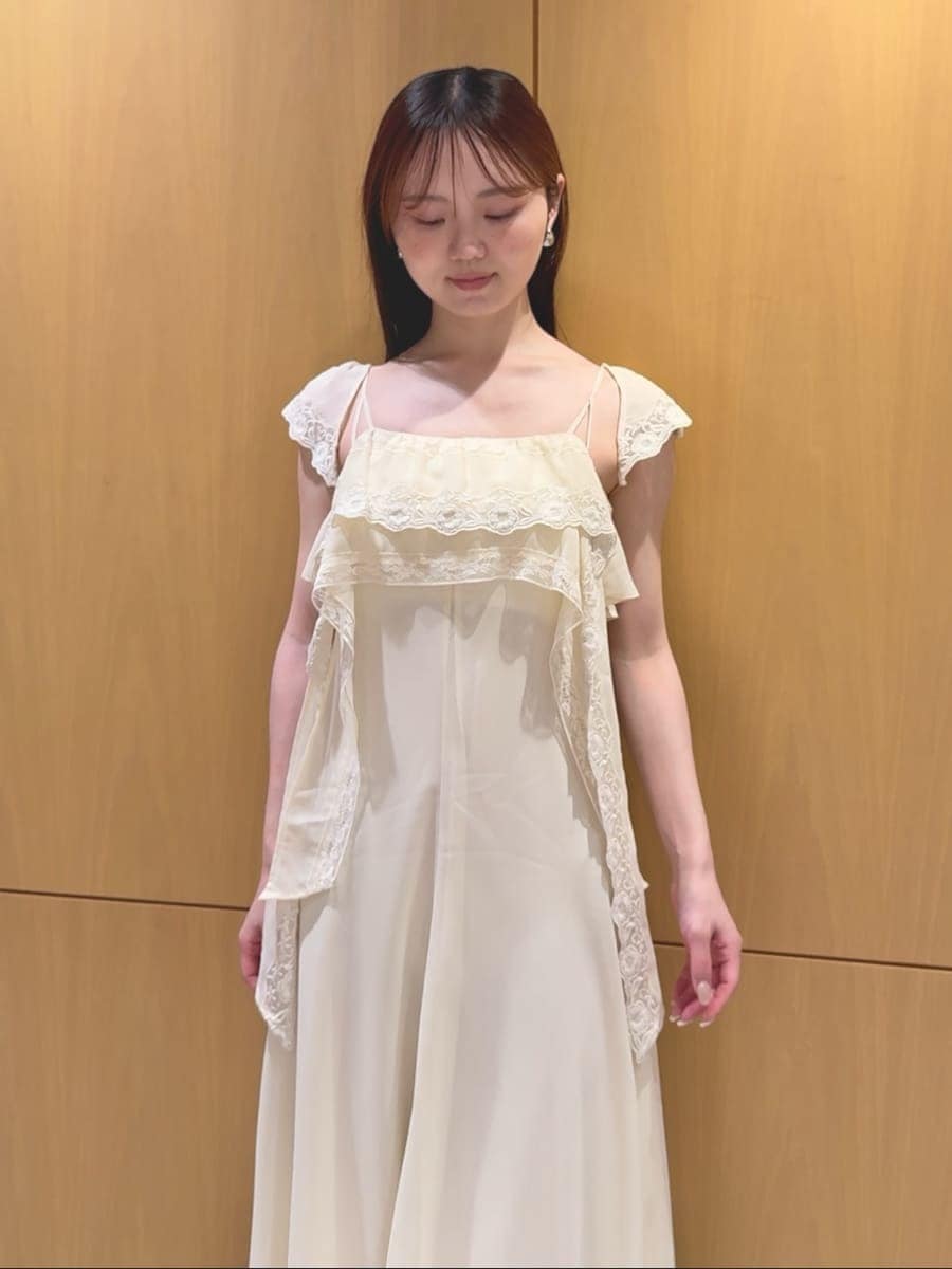 ブラウン系のかごバッグ、イエロー系のワンピース、その他のサンダルを着用したレディースの夏コーディネートの5枚目の写真