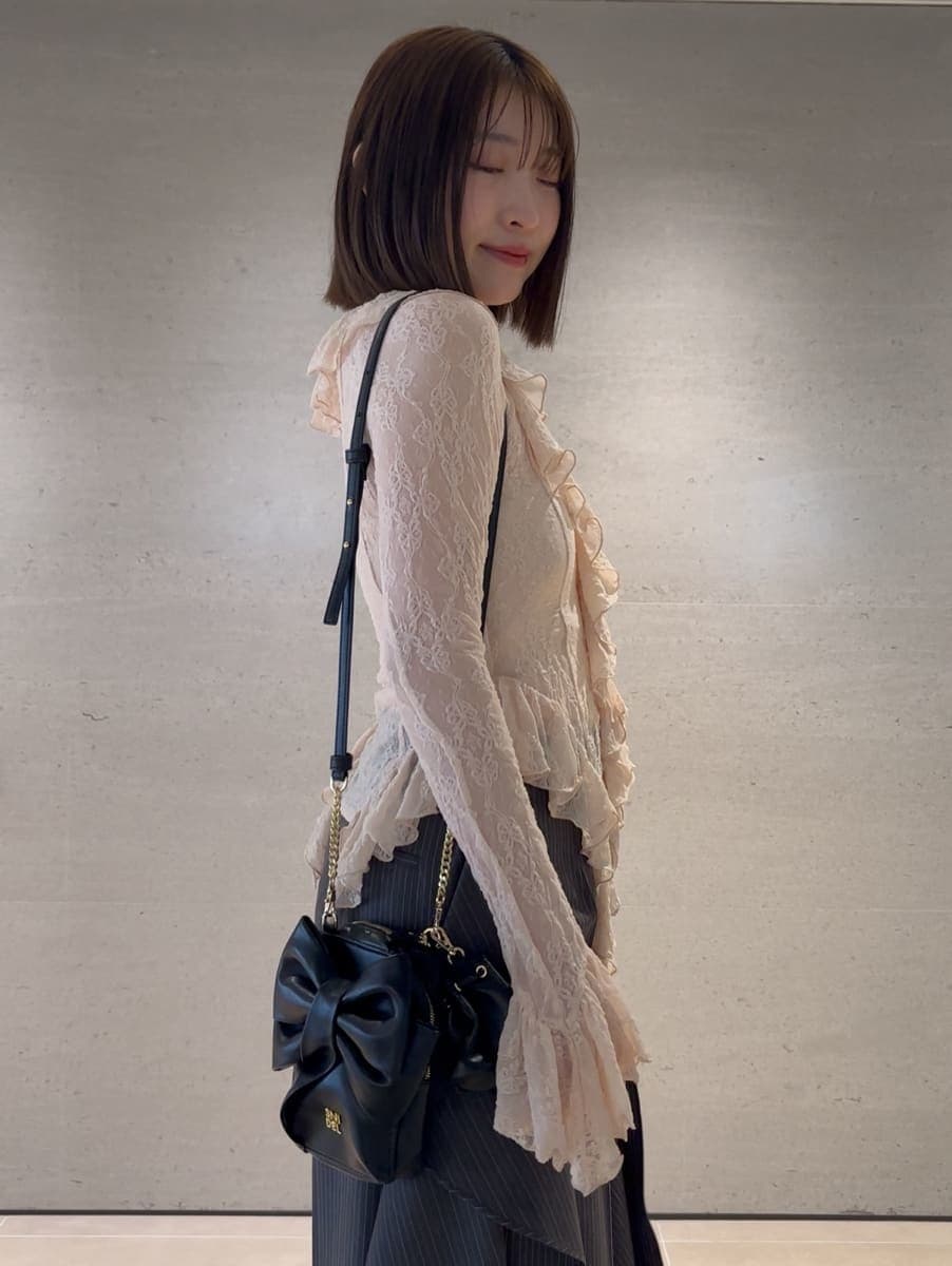 グレー系のその他パンツ、ホワイト系のTシャツ/カットソーを着用したレディースの春コーディネートの6枚目の写真