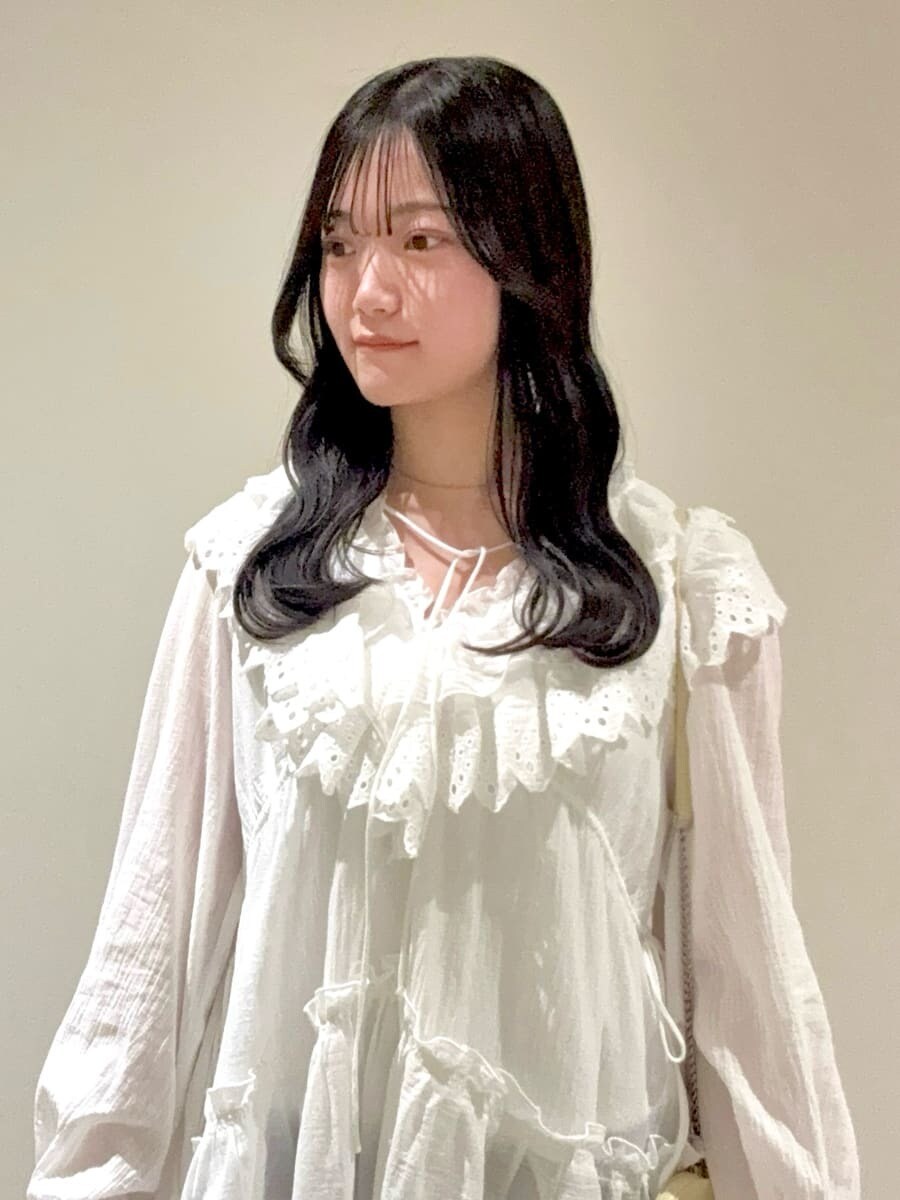 ブルー系のその他パンツ、ホワイト系のその他トップス、イエロー系のショルダーバッグを着用したレディースの冬コーディネートの4枚目の写真