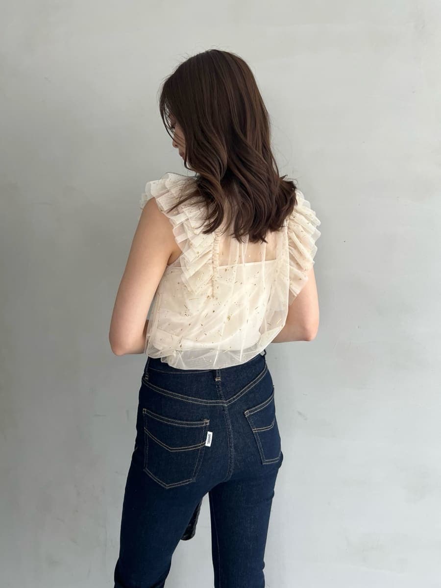 ベージュ系のシャツ/ブラウス、ブルー系のその他パンツ、ブラック系のショルダーバッグを着用したレディースの夏コーディネートの5枚目の写真