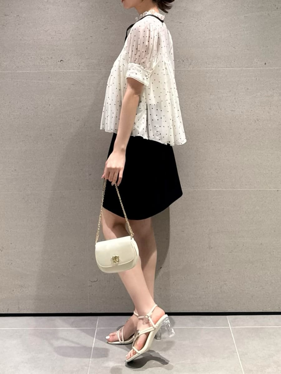 ブルー系のスカート、ホワイト系のショルダーバッグ、その他のシャツ/ブラウスを着用したレディースの春コーディネートの2枚目の写真