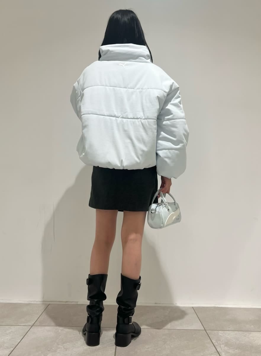 グレー系のワンピース、ブラック系のニット/セーターを着用したレディースの秋コーディネートの3枚目の写真