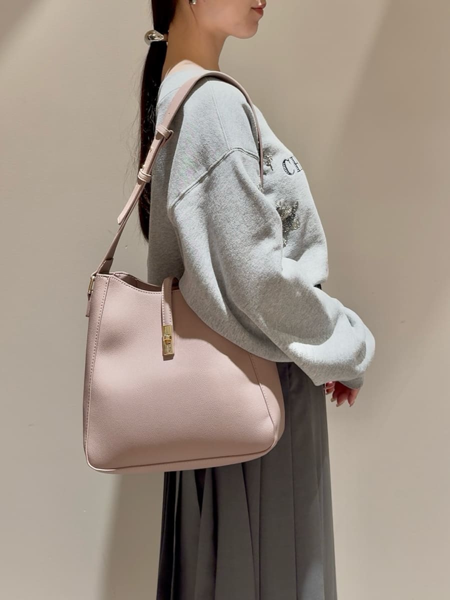 グレー系のスウェット、グレー系のスカート、ブラック系のローファーを着用したレディースの秋コーディネートの5枚目の写真