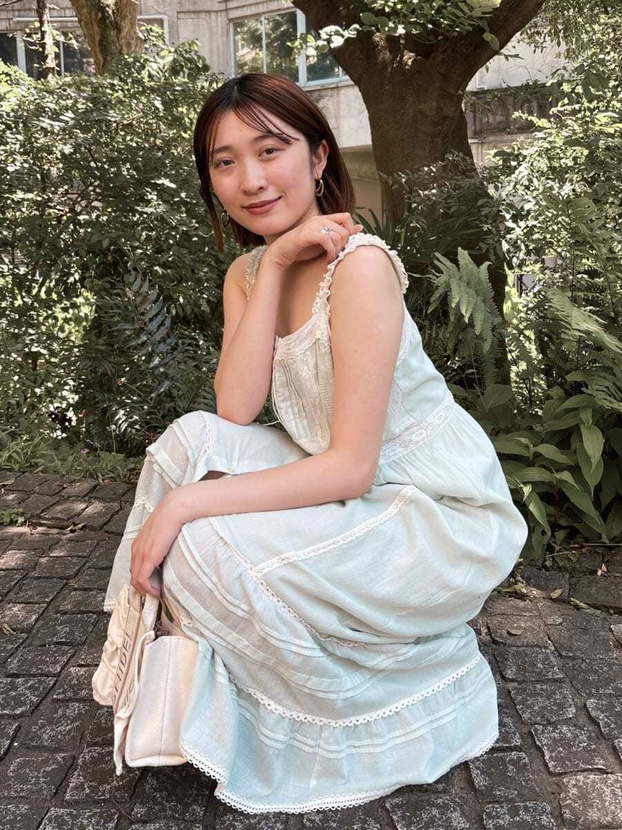 グリーン系のワンピース、ベージュ系のサンダルを着用したレディースの夏コーディネートの8枚目の写真