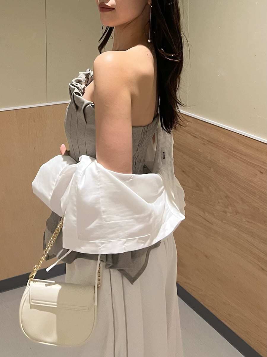 ホワイト系のショルダーバッグ、ホワイト系のその他パンツ、ベージュ系のその他トップスを着用したレディースの夏コーディネートの4枚目の写真