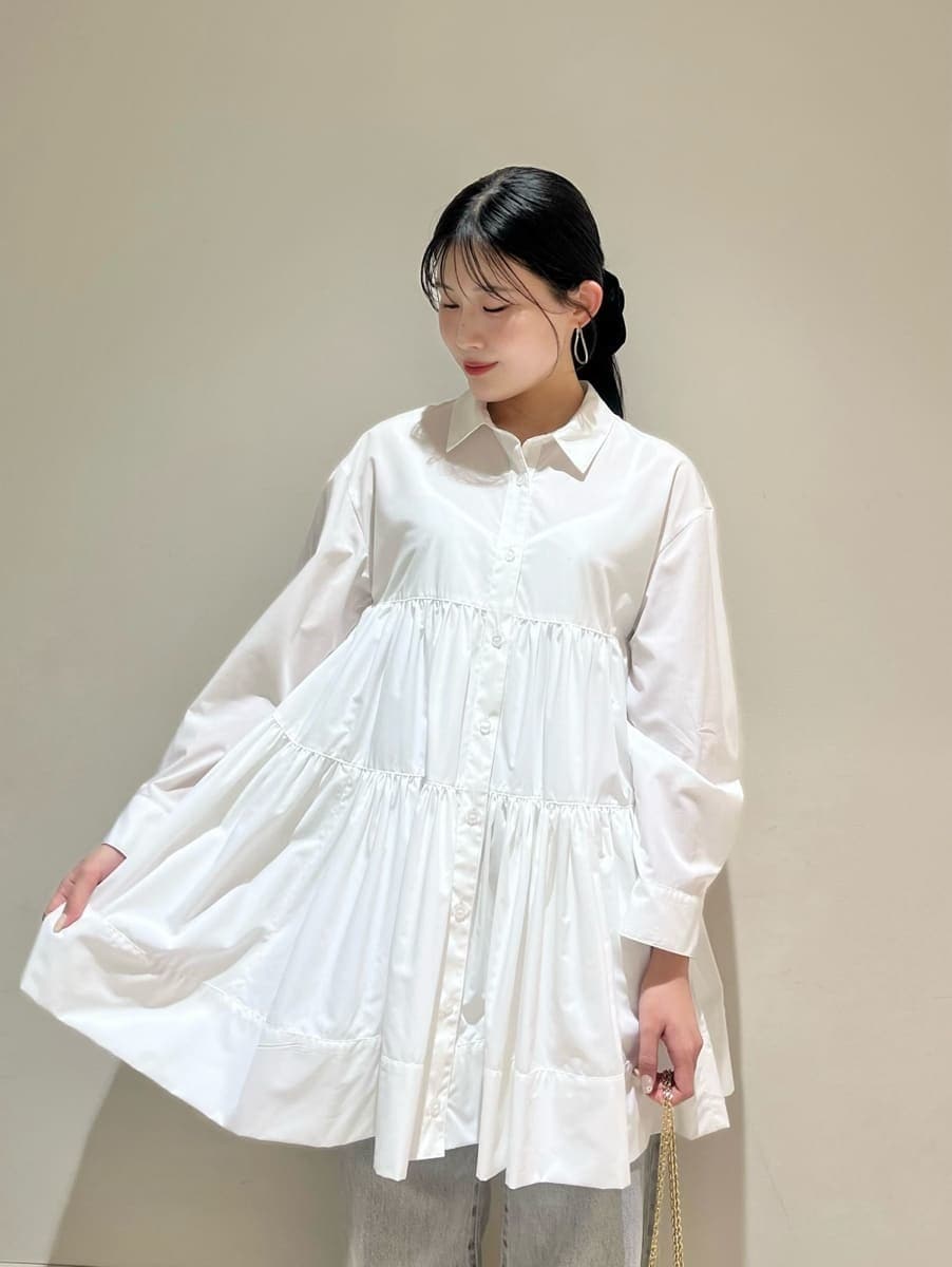 グレー系のデニムパンツ、ホワイト系のワンピース、イエロー系のパンプスを着用したレディースの春コーディネートの3枚目の写真