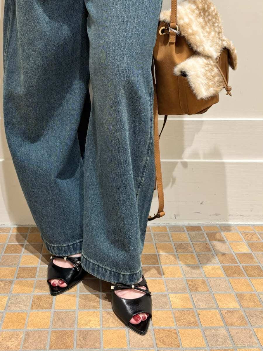 ブルー系のデニムパンツ、ホワイト系のニット/セーター、ブラック系のサンダルを着用したレディースの夏コーディネートの7枚目の写真