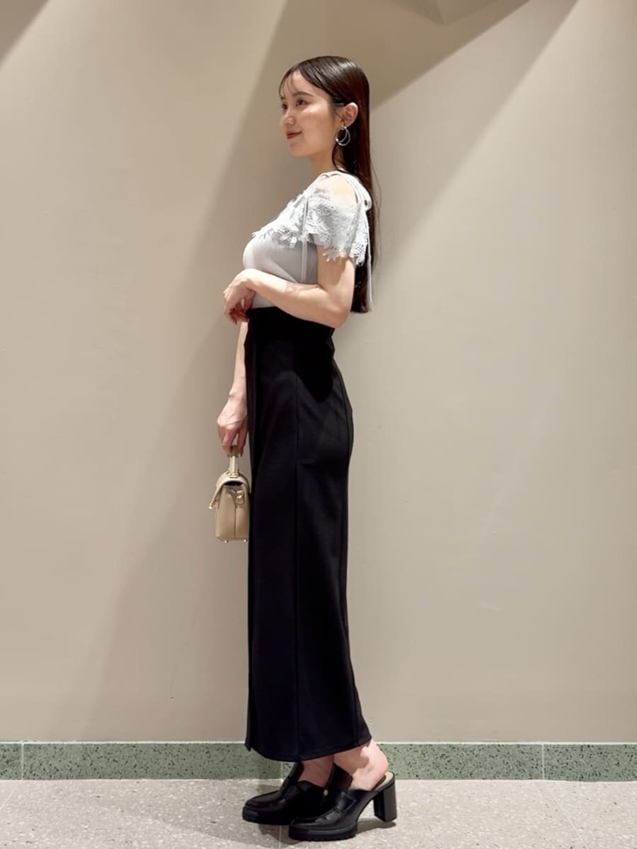 ブルー系のニット/セーター、ブラック系のスカート、ブラック系のローファーを着用したレディースの夏コーディネートの2枚目の写真