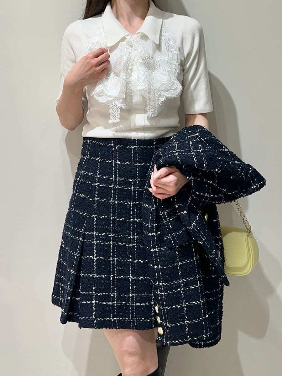 ブラック系のブーツ、ブルー系のテーラードジャケット、ブルー系のスカートを着用したレディースの春コーディネートの2枚目の写真