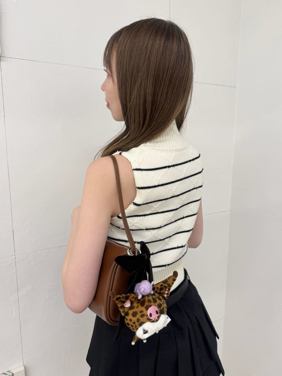ブラック系のその他パンツ、その他のニット/セーター、ブラック系のサンダルを着用したレディースの夏コーディネートの5枚目の写真