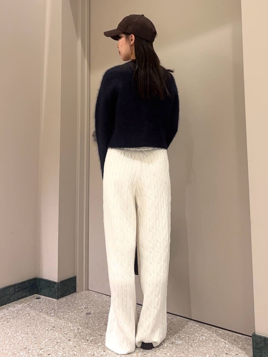 ブルー系のテーラードジャケット、ホワイト系のその他パンツ、ブラウン系のショルダーバッグを着用したレディースの秋コーディネートの4枚目の写真