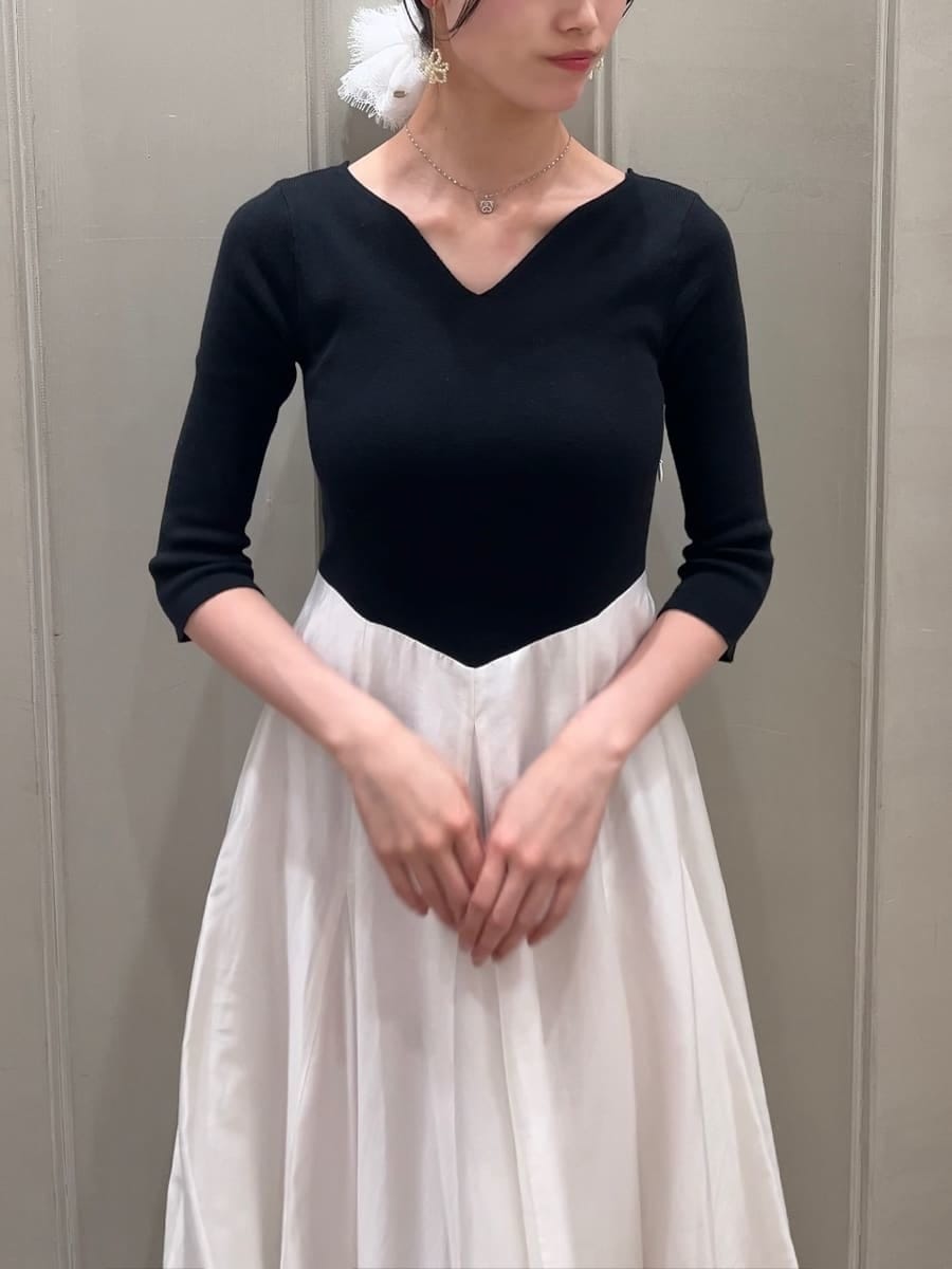 ホワイト系のショルダーバッグ、シルバー系のスニーカー、その他のワンピースを着用したレディースの冬コーディネートの2枚目の写真