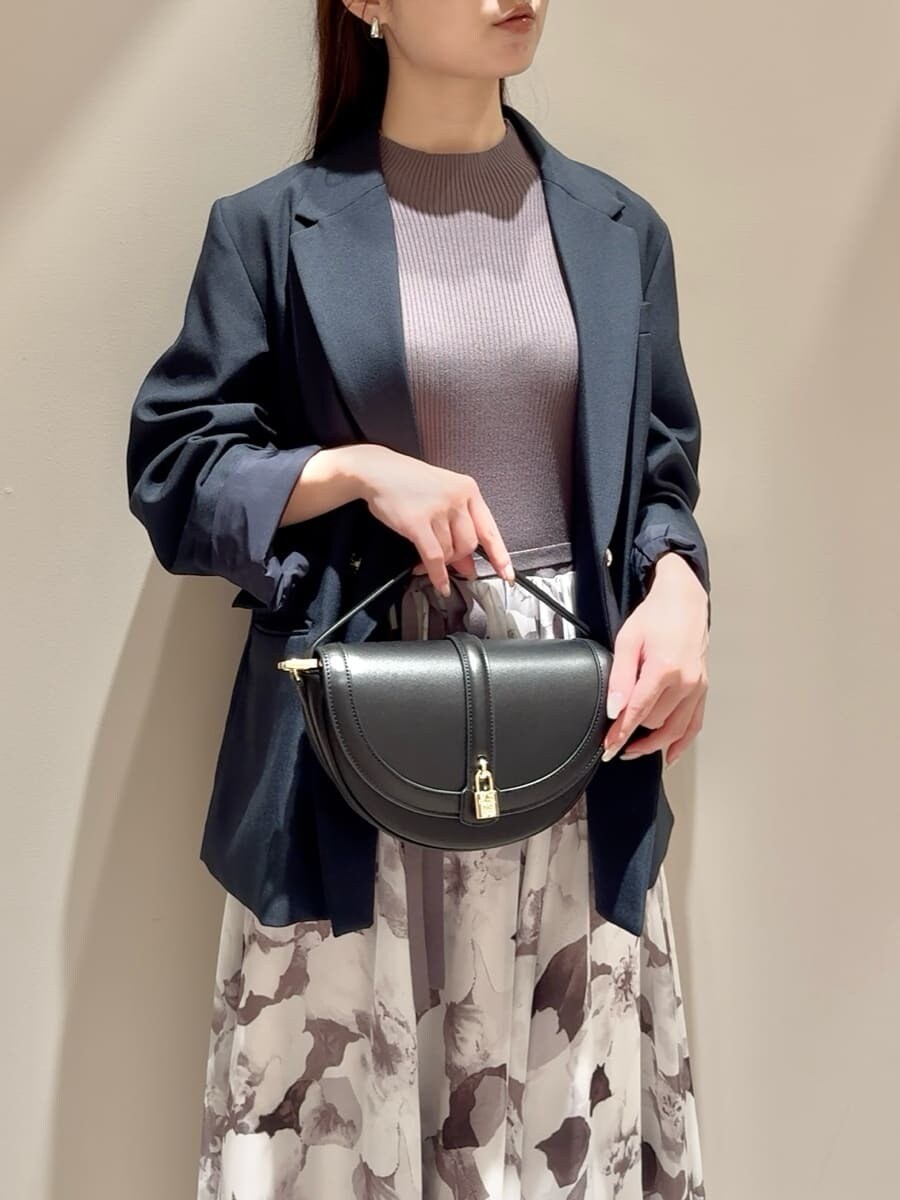 ブルー系のテーラードジャケット、グレー系のワンピース、ブラック系のブーツを着用したレディースの秋コーディネートの6枚目の写真