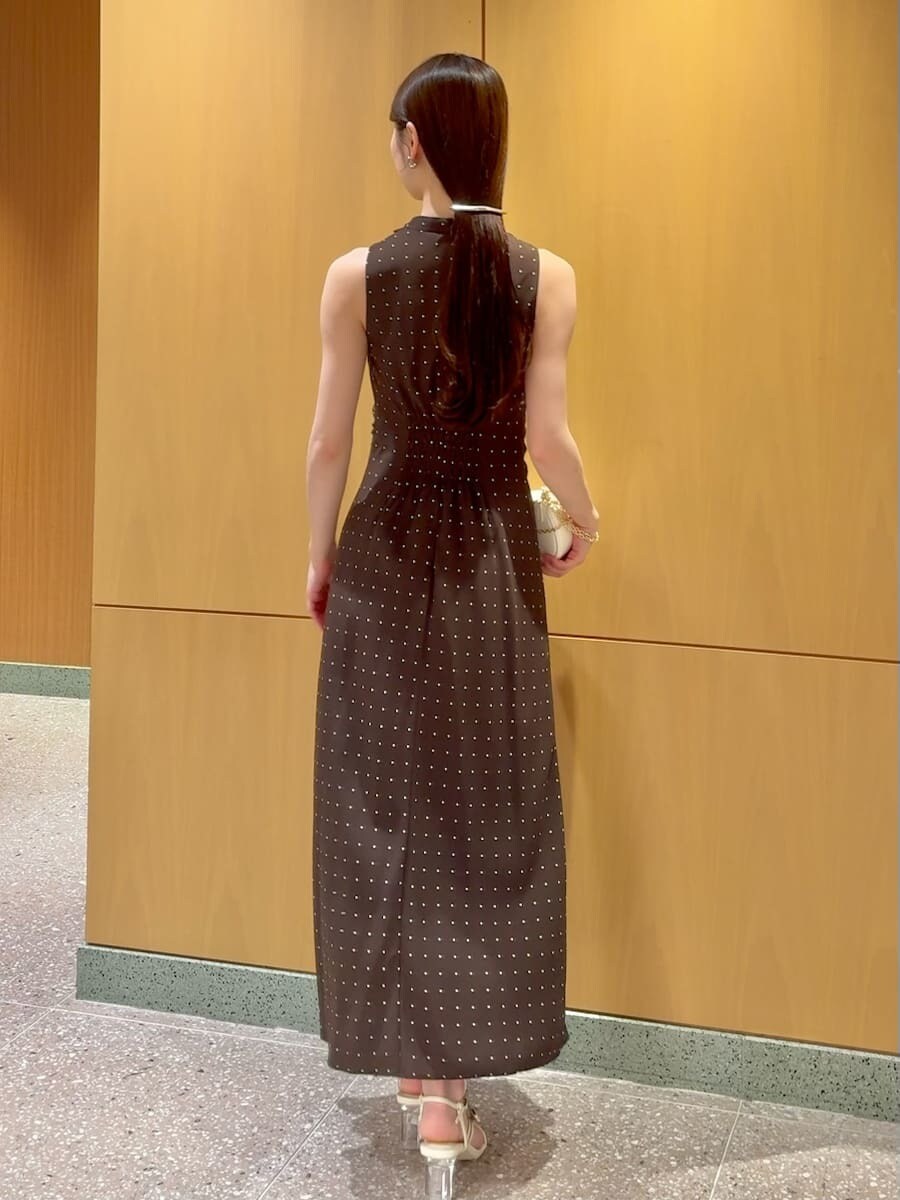 ブラウン系のワンピース、ホワイト系のショルダーバッグを着用したレディースの春コーディネートの3枚目の写真