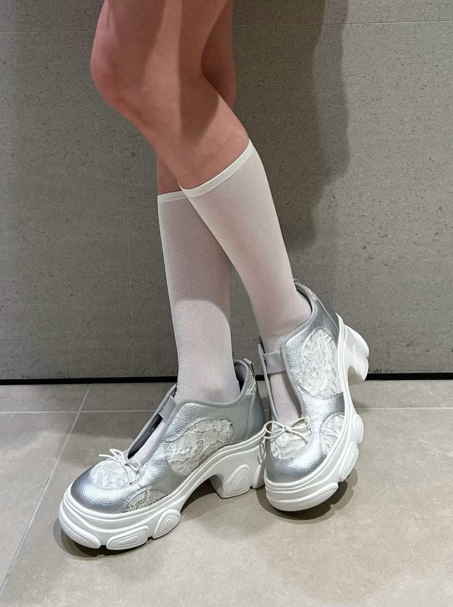 ホワイト系のブルゾン、シルバー系のスニーカーを着用したレディースの春コーディネートの8枚目の写真